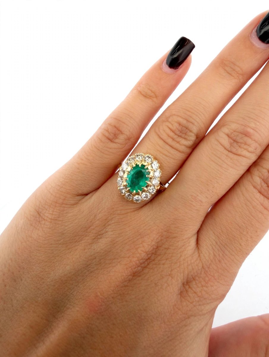 Anello in Oro giallo 18Kt con Smeraldo centrale e Diamanti a contorno-photo-4