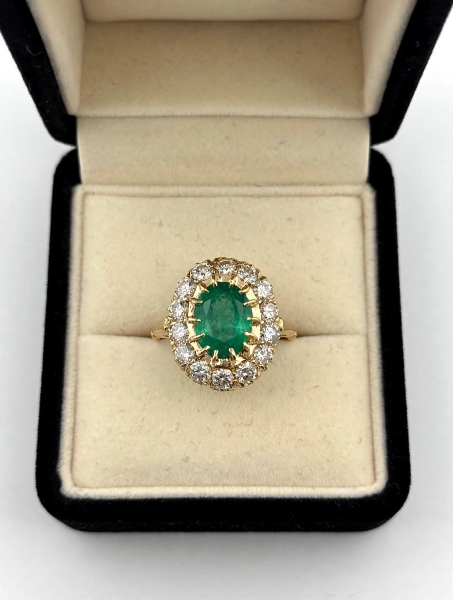 Anello in Oro giallo 18Kt con Smeraldo centrale e Diamanti a contorno