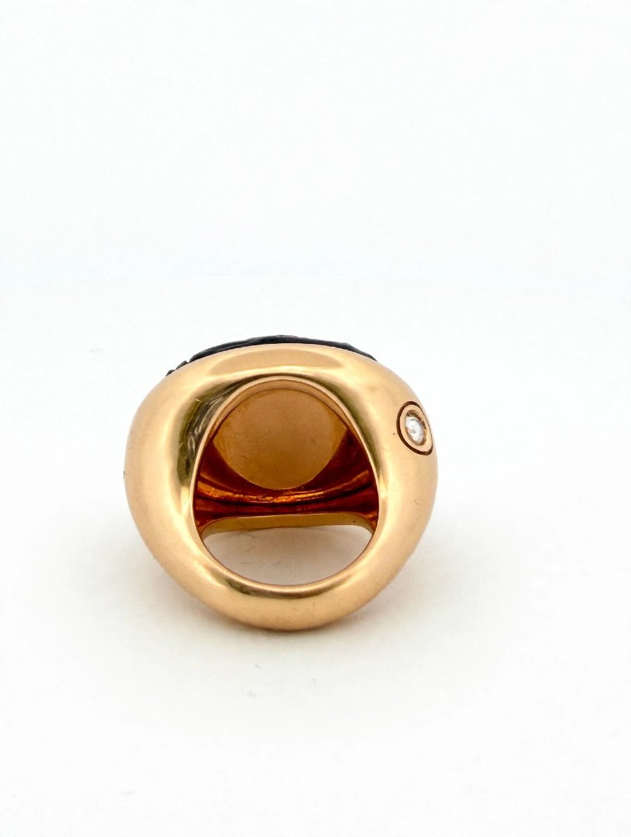 Anello in Oro 18Kt Pomellato modello Victoria Jet intagliato a mano e Diamante laterale-photo-1