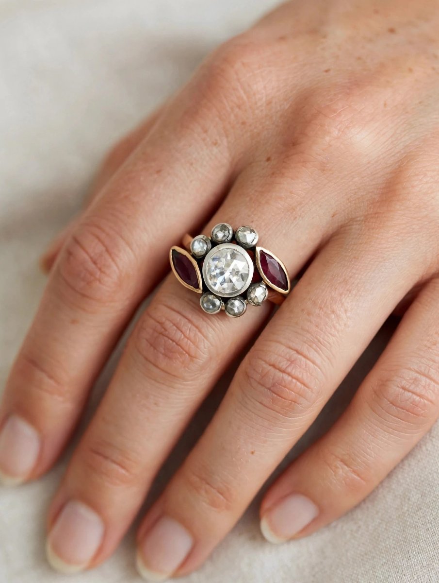 Anello Cluster Antico in Oro 18Kt con Diamante centrale e Rubini navette-photo-6