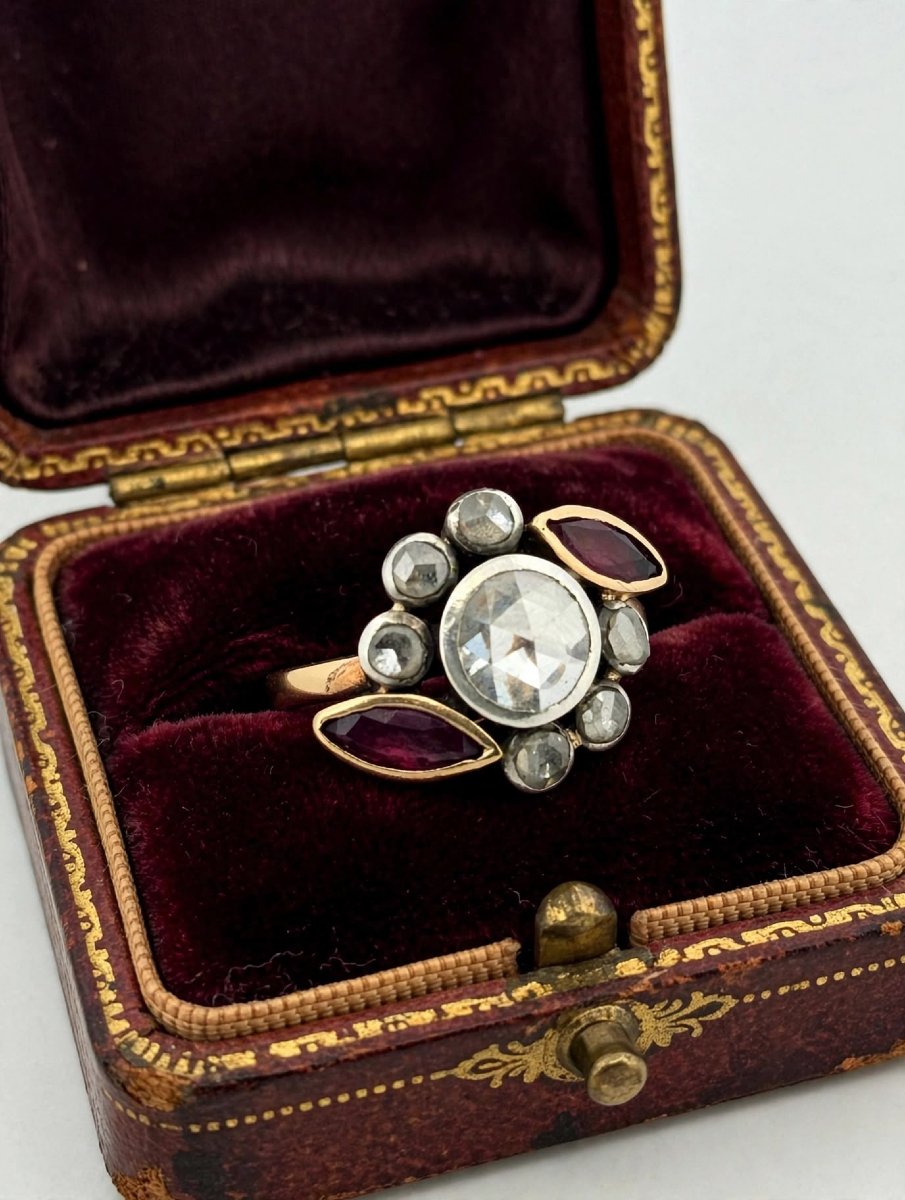 Anello Cluster Antico in Oro 18Kt con Diamante centrale e Rubini navette