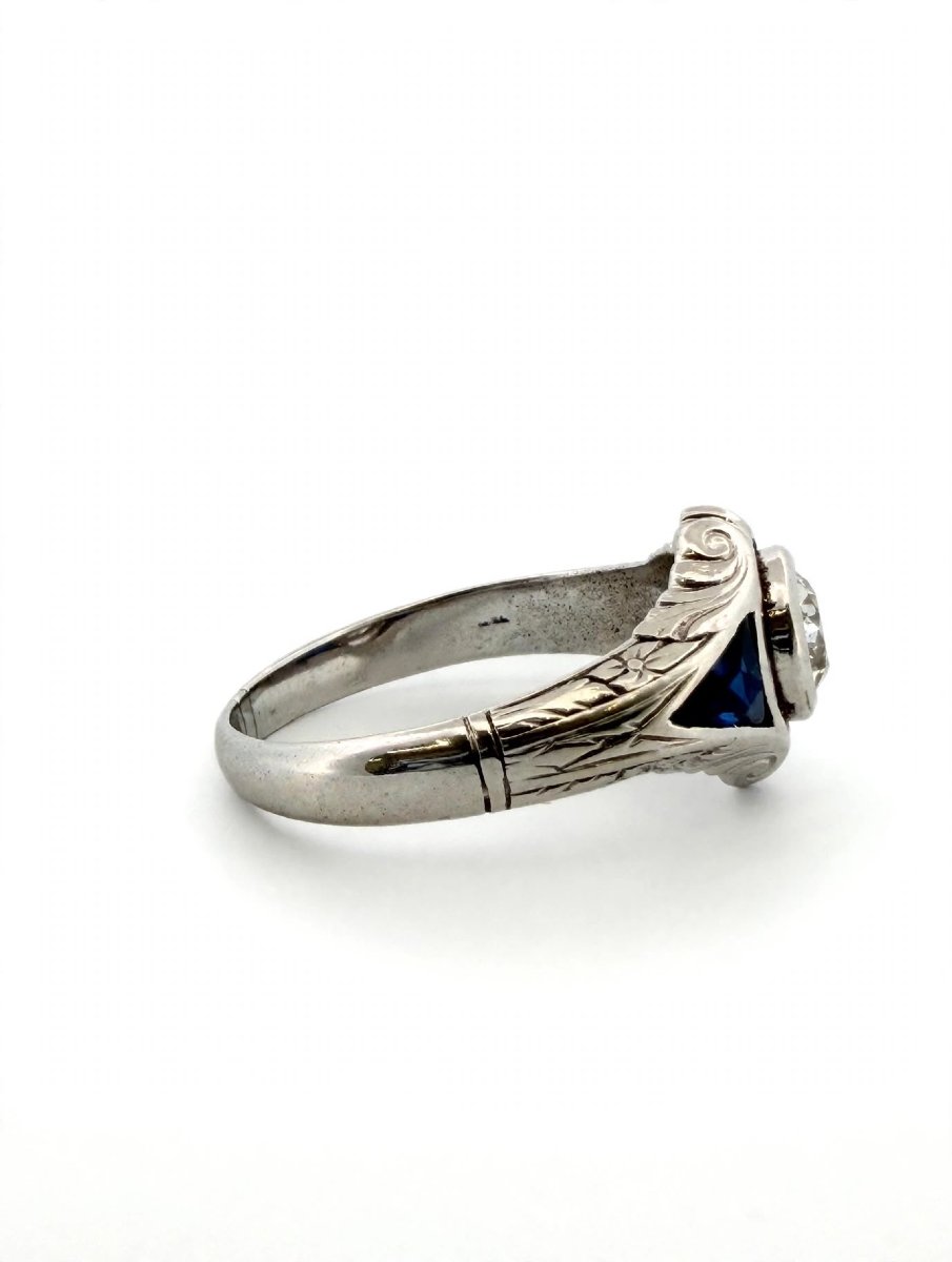 Anello Art Decò in Oro bianco 18Kt con Diamante Old European Cut e Zaffiri-photo-3