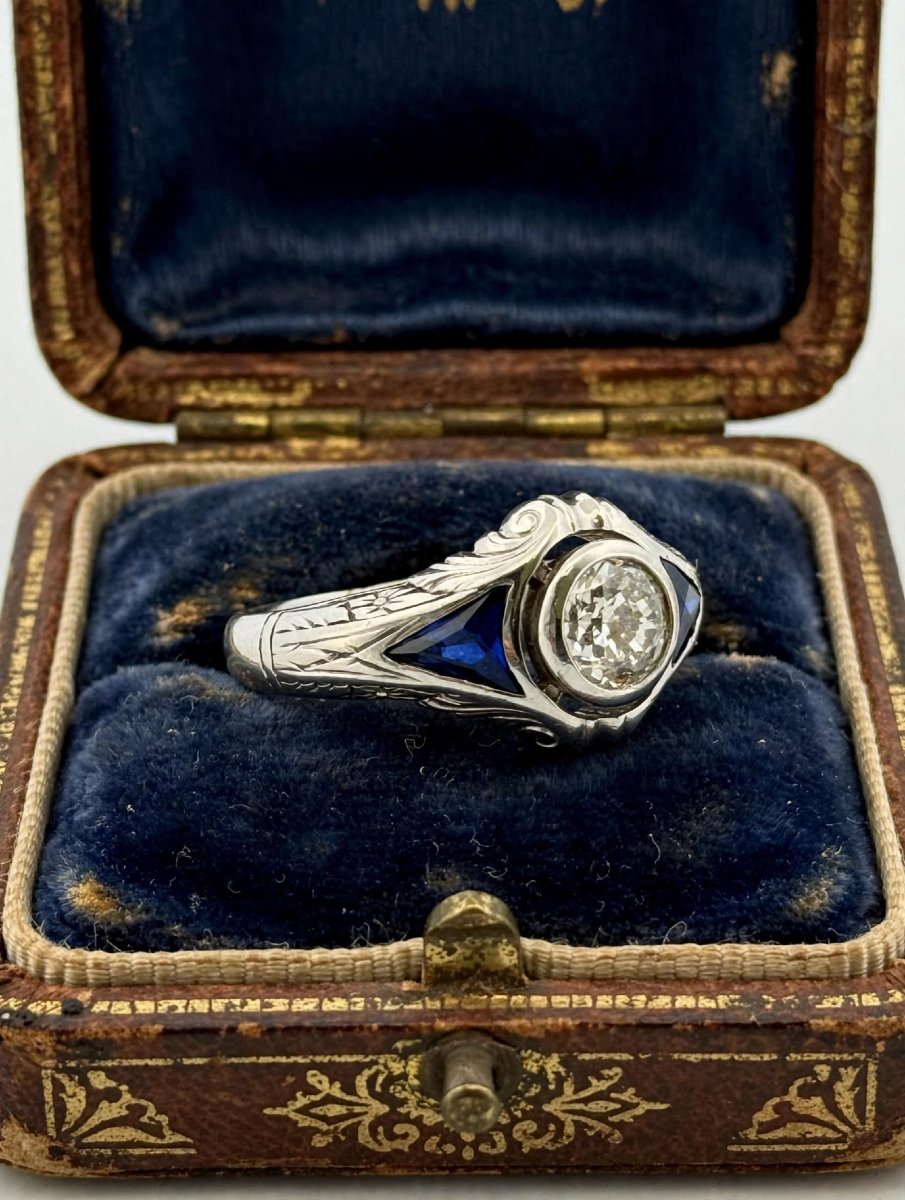 Anello Art Decò in Oro bianco 18Kt con Diamante Old European Cut e Zaffiri