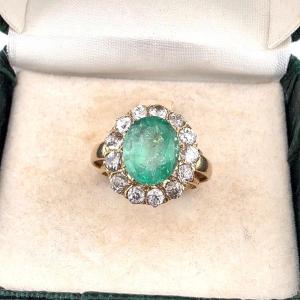 Anello in oro giallo 18kt con smeraldo centrale e diamanti