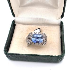 Anello in oro bianco 18kt con zaffiro ceylon e diamanti  Peso del gioiello: Gr 7,4  Corona: 18.