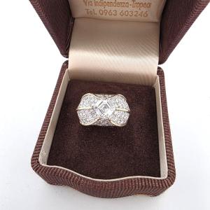 Anello in oro giallo con diamanti