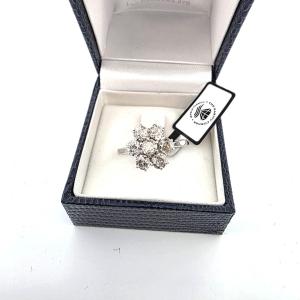 Anello in oro giallo con diamanti