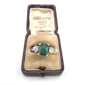 Anello in oro bianco 18kt con smeraldo centrale e diamanti laterali