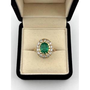 Anello in Oro giallo 18Kt con Smeraldo centrale e Diamanti a contorno