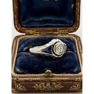 Anello Art Decò in Oro bianco 18Kt con Diamante Old European Cut e Zaffiri