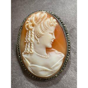 Late 19th Century Cameo Brooch Representing A Profile Of A Woman In Antique Style