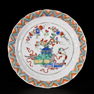"famille Verte" Porcelain Plate Decorated With Antiques - China 18th Kangxi Period 