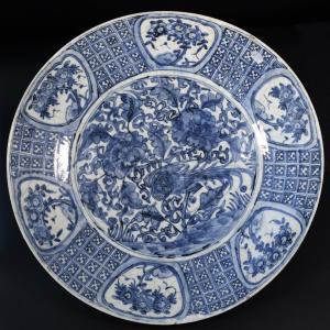 Very Large Dish Decorated With A Phoenix And Peonies - China Early 17th Century Ming Dynasty