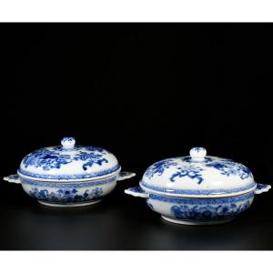 Pair Of Bowls With Blue And White Flower Decoration - China 18th Century Qianlong Period