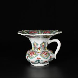 A Famille Rose Porcelaine Spittoon - China, 18th, Yongzheng/qianlong Period