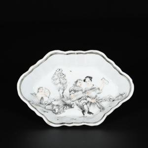 Pattipan With Grisaille Decoration Of A Gallant Scene - China 18th Qianlong Period