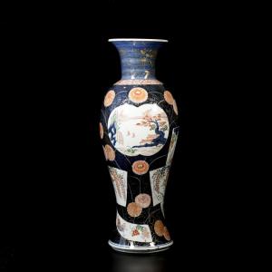 Large Imari Baluster Vase Decorated With Landscapes - Japan, Edo, Late 17th/early 18th Century