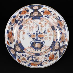 Large Imari Saucer Decorated With A Jardinière - Japan, Edo Period, Circa 1700