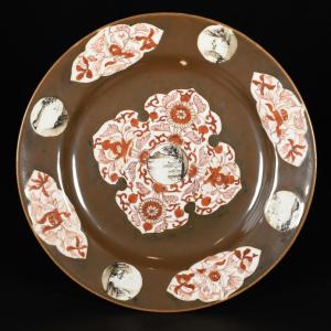 A Plate With Capucin Decoration, Iron Red And Grisaille - China, 18th, Qianlong Period