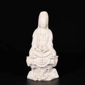 Guanyin "white China" Sitting On A Rock - China 17th Century Kangxi Period