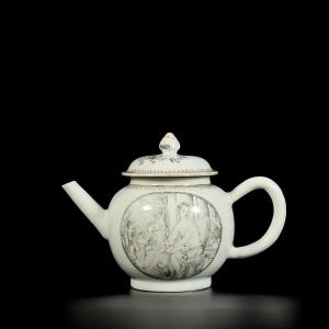 A Grisaille Teapot Depicting Venus At Her Bath - China 18th Qianlong Period