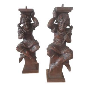 Paire De Piedestales En Noyer Sculpté Le Fou Du Roi Bouffon Sculpture En Bois De Noyer Dans U