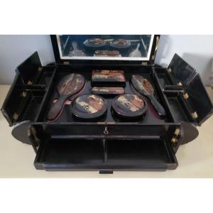 Exceptional Toilet Box In Chinese Lacquer Circa 1900