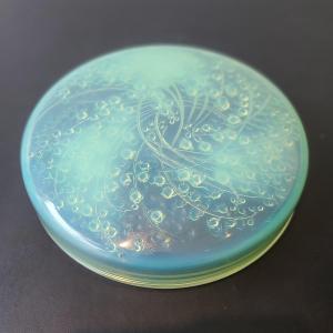 René Lalique (1860-1945), Peppermint Opalescent Glass « Boite Ronde Grande Muguet » 1921 