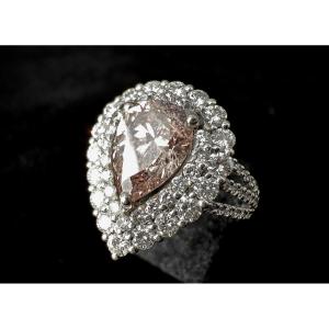 18-carat White Gold Ring Set With A Central Pear-cut Pink Diamond Of 1.65 Carats