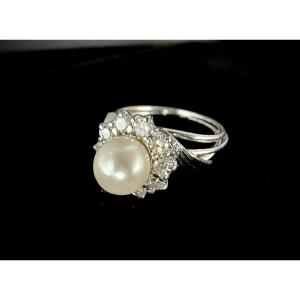 18-carat White Gold Ring Set With A White Pearl Surrounded By 10 Diamonds