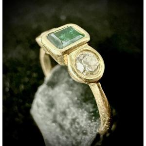 18-carat Yellow Gold Ring Set With A 0.60-carat Emerald And Two 0.20-carat Diamonds Each