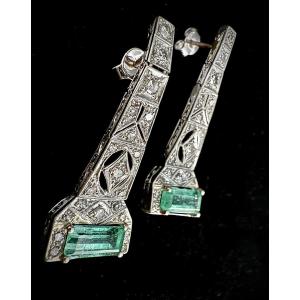 Pair Of Art Deco Platinum Earrings Set With Two Emeralds Of 1.50 Carats Each