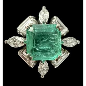 18-carat White Gold Ring Set With A 2.20-carat Emerald And 2.20 Carats Of Diamonds