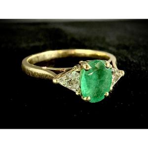 18-karat Yellow Gold Ring, 0.70 Ct Natural Emerald, 2 Triangle-cut Diamonds