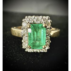 Vintage 1980 Ring In 18k Yellow Gold Set With A 1 Ct Natural Emerald And 0.42 Ct Diamonds