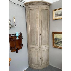 Large Corner In Painted Wood Opening With 4 Doors