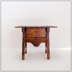 18th Century Chestnut Side Or Bedside Table / Spain