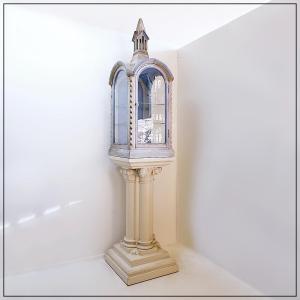 Neo-gothic Style Chapel Cabinet On A Carved And Lacquered Wooden Column - XXème