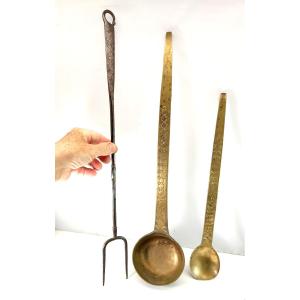 Large Engraved Bronze And Wrought Iron Cutlery, 18th Century, Kitchen In Hearth