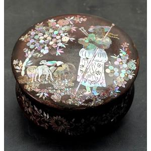 Sparkling Polychrome Lacquer And Mother-of-pearl Powder Box, Japan, 18th Century