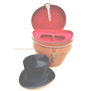 Exquisite Top Hat In A Padded Calfskin Case