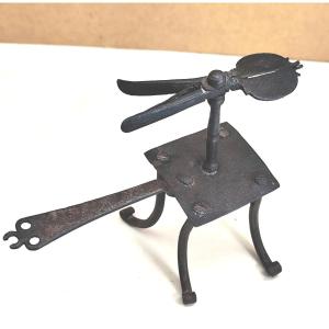 Art Populaire Haute époque: Wick Or Chip Turning Lamp, Wrought Iron