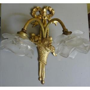A Gilded Bronze Wall Lamp With Frosted Glass Roses From The 1900s