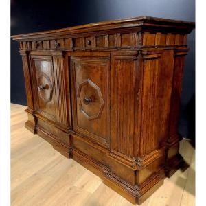 Important Renaissance Walnut Credenza, 16th Century. (196cm X 124cm)