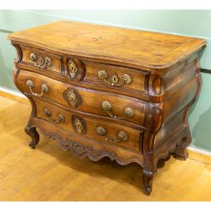 Walnut Chest Of Drawers With Tomb-like Top, 18th Century