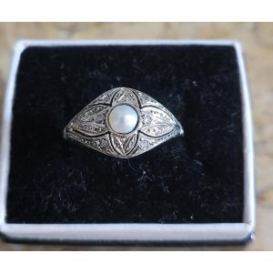 Art Deco Ring In 18-carat Gold Set With Diamonds And A Pearl 