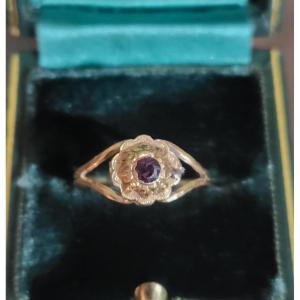 Antique 18k Gold Ring Set With A Garnet 