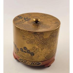 Small Cylindrical Box - Flower Decor - Gold Lacquer - Flower Decor