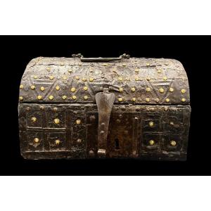 Wooden-core Box Covered In Leather