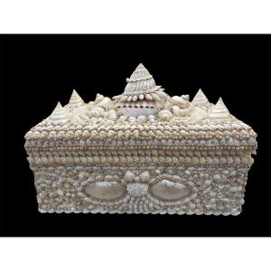 Large Box With A "seashell" Lid, Late 20th Century.